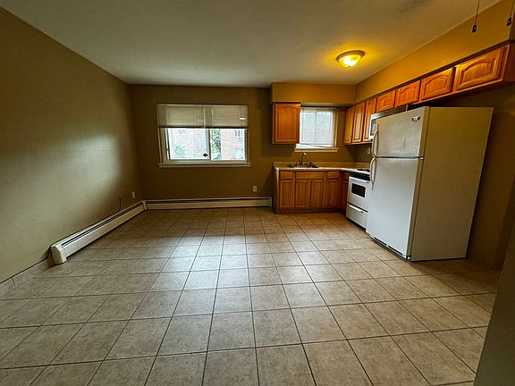 3rd image of 832 Hollywood Ave #1