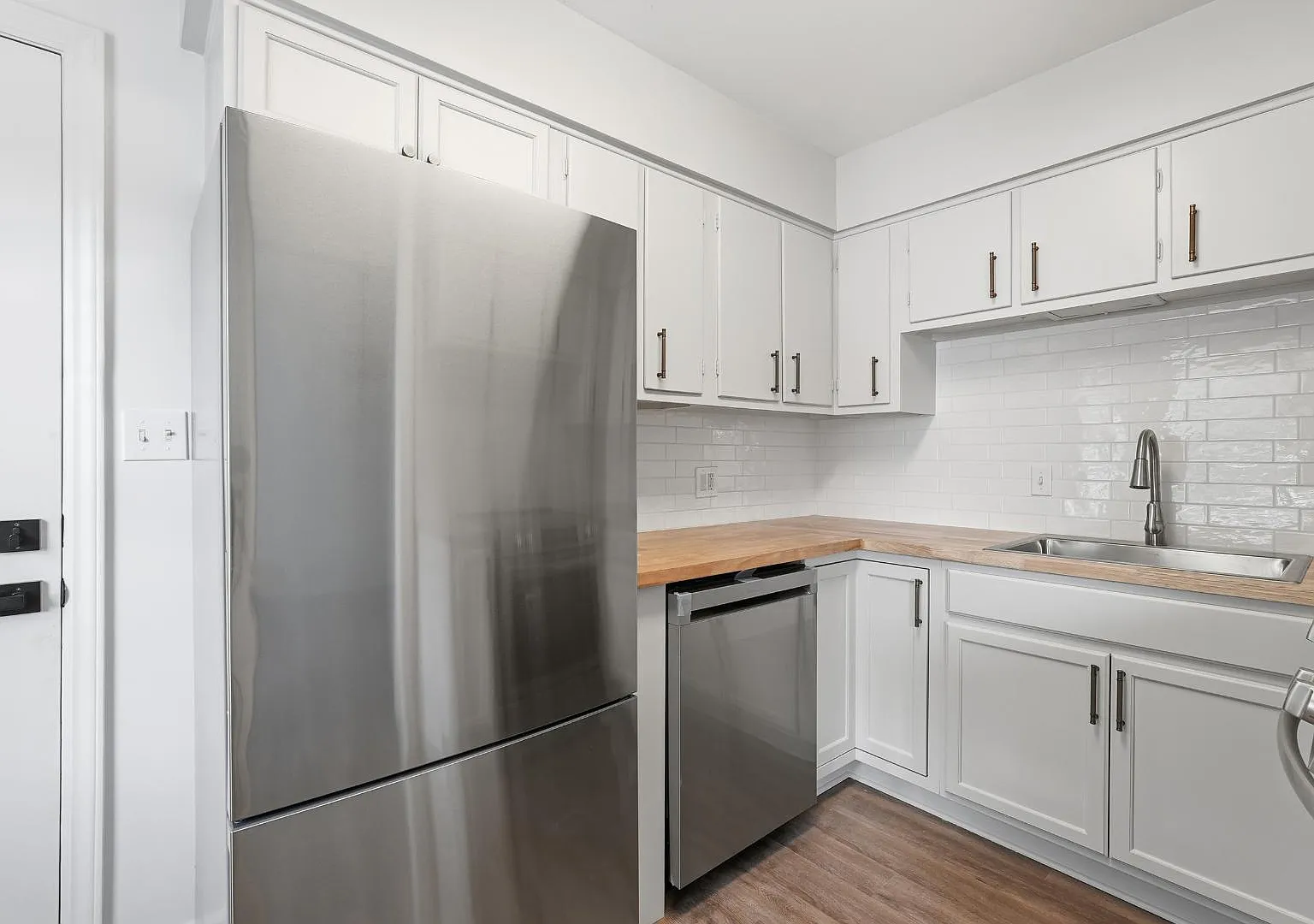 29 E 67th St - 5109 Abercorn Street Unit 1 — Photo 3