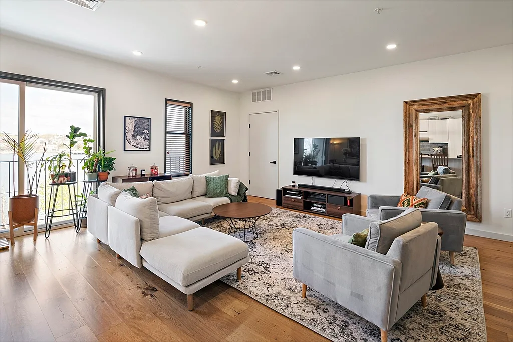 2 bed, 2.0 bath, 1252 sqft, $3,750 — Photo 3