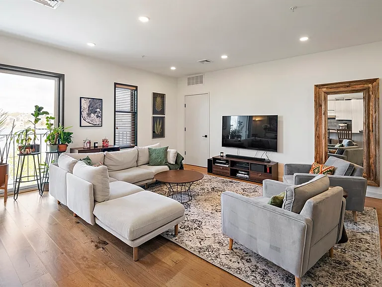211 Condor St #8 — Photo 3
