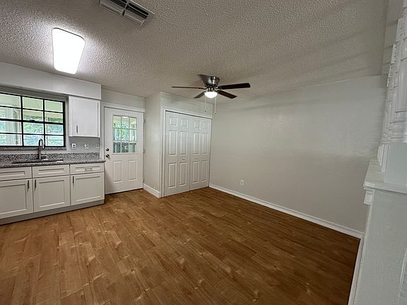 3rd image of 905 Royal Oak Ct