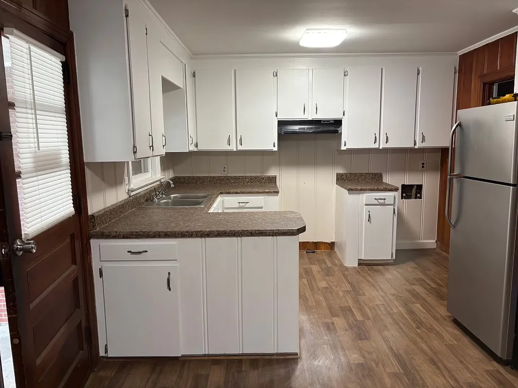 3 bed, 1.5 bath, 1233 sqft, $1,100 — Photo 2