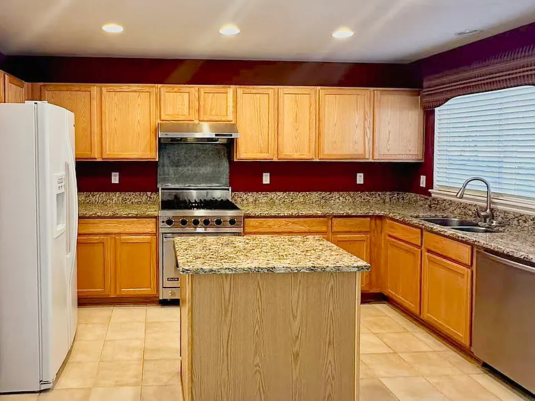 1243 S Akron Way — Photo 3