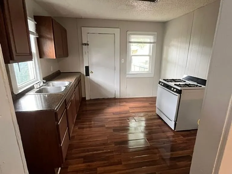 702 N Buchanan St — Photo 5