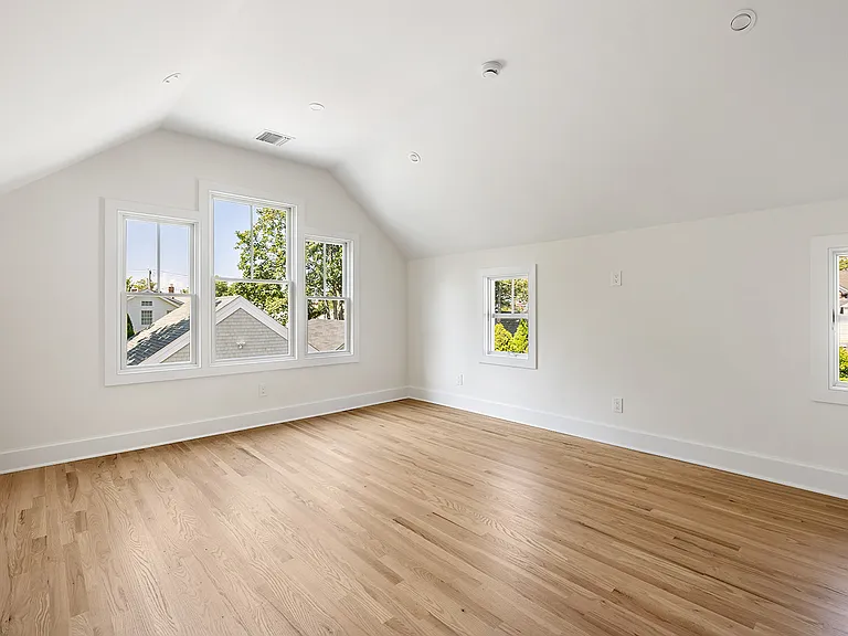 130 Bay Ave — Photo 8