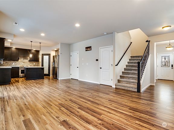 5th image of 3011 Louise Street W