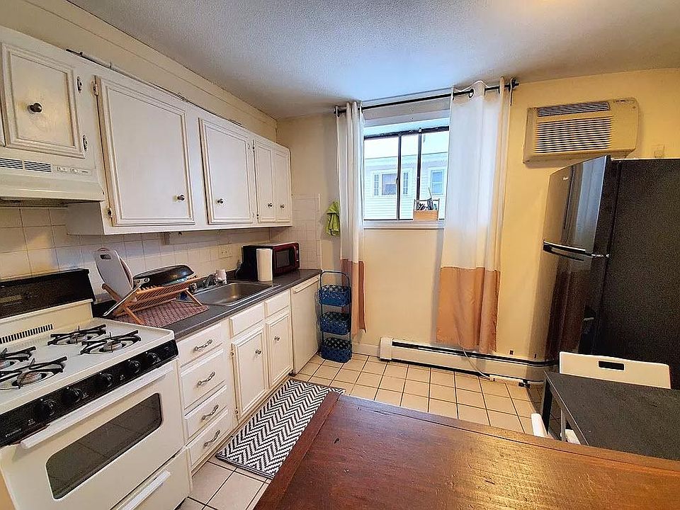 Kitchen Area, Gas Range, Refrigerator, in-unit AC
