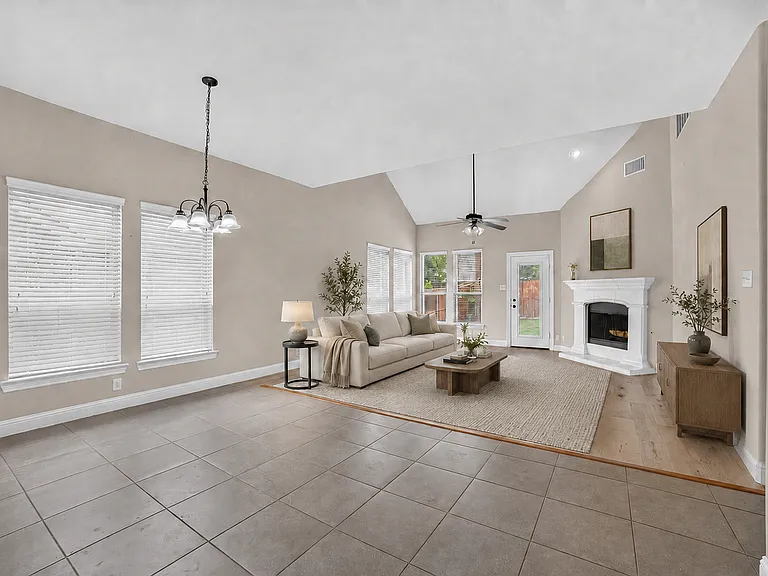 10712 Troutt Dr — Photo 2
