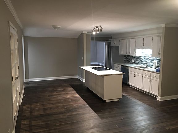 2nd image of 5615 Monrovia St