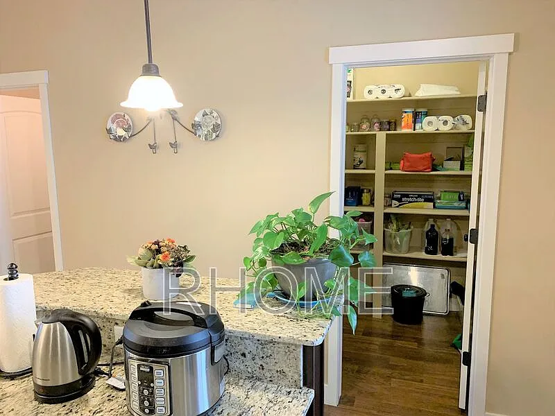 4 bed, 2.5 bath, 2000 sqft, $2,249 — Photo 3