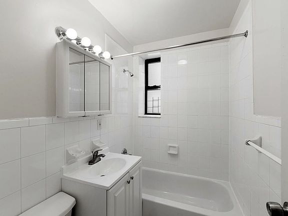 5th image of 211 W 117th St APT 5C