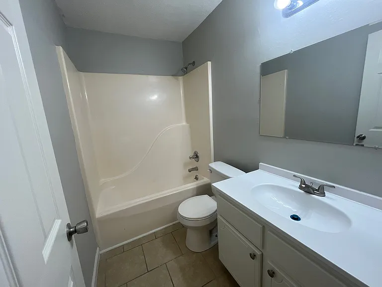 17 Tricia Cv #L — Photo 6