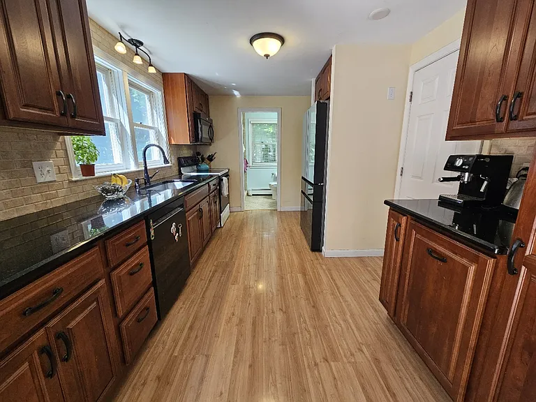 11 Laurel Ln — Photo 3