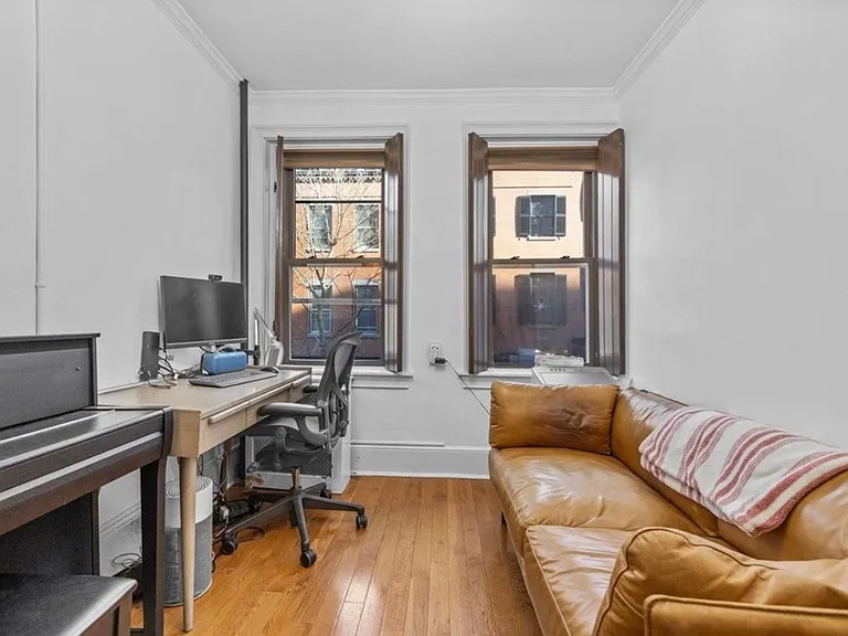 33 Irving St #4 — Photo 4