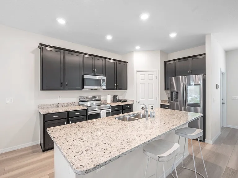 4966 Avalon Park Blvd — Photo 4