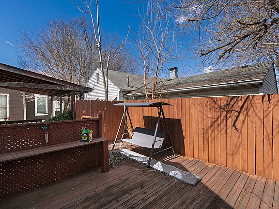 4th image of 411 W 9th St