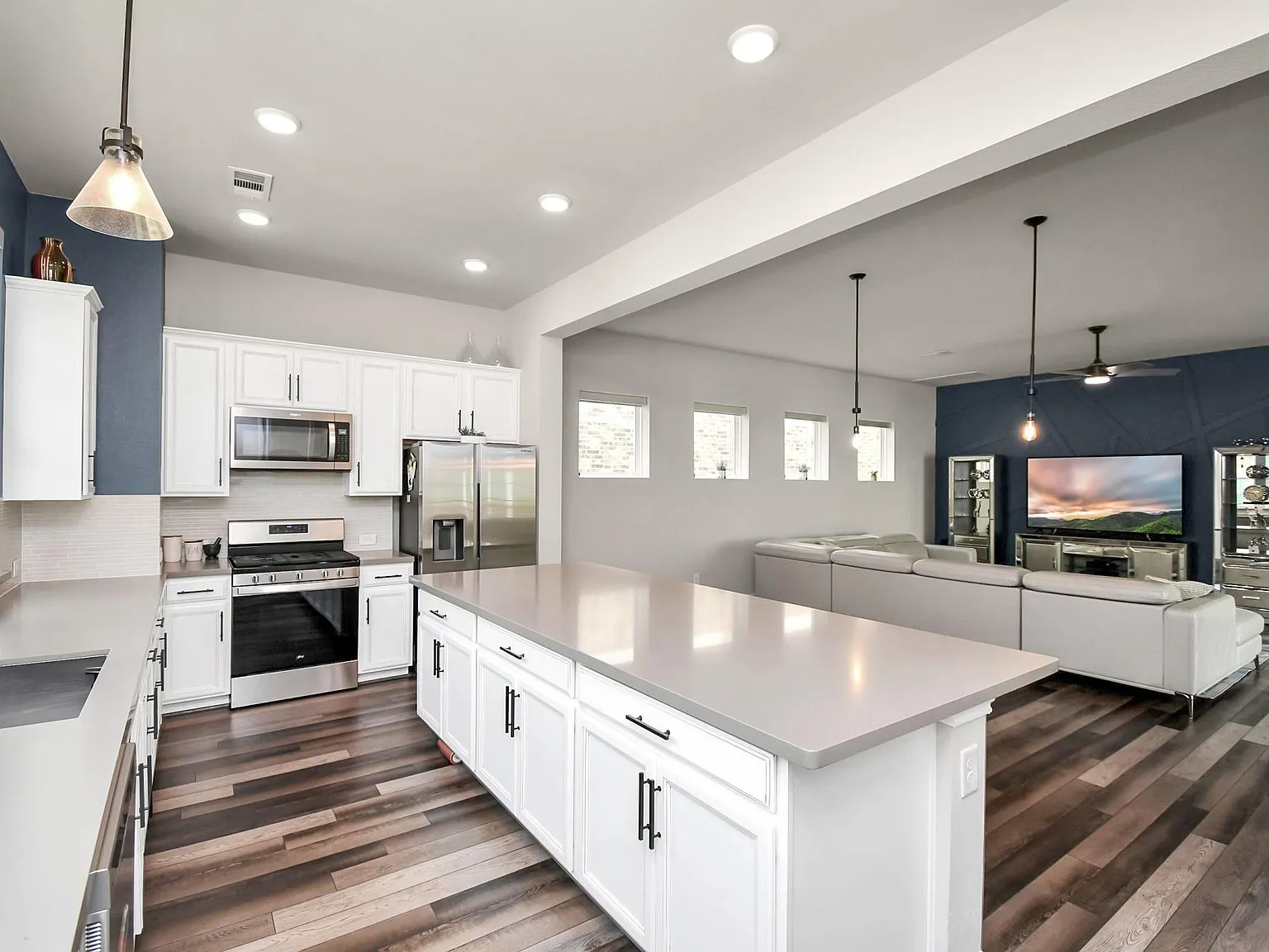 3 bed, 2.5 bath, 2772 sqft, $3,200 — Photo 4