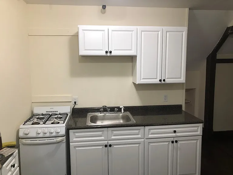 149 Strathmore Rd #10 — Photo 10