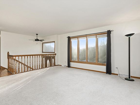 5th image of 595 Dawn Ct