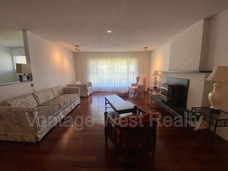 4 bed, 1.0 bath, 1045 sqft, $2,800 — Photo 3