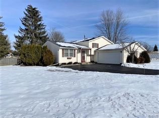 6220 Palisades Dr, Cicero, NY 13039