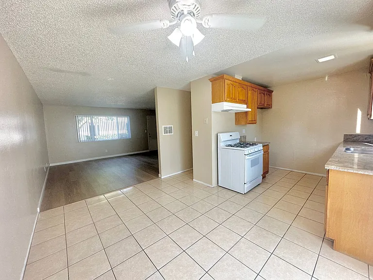 Huntington Clay Apartments — Photo 12