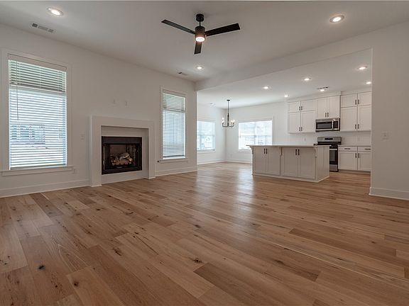 5th image of 261 Maroon Ave
