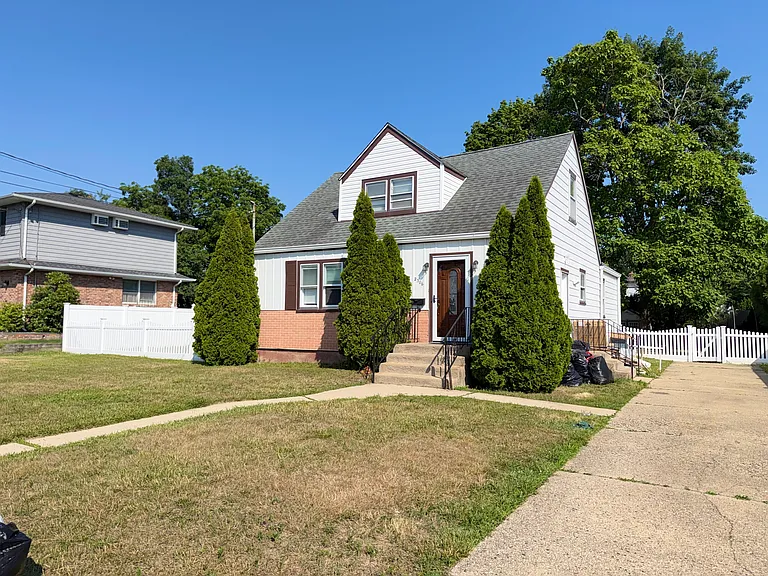 2306 Lincoln St — Photo 2