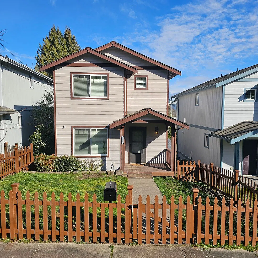 Beautiful Home with Mt. Rainier Views Close to PSNS & Ferries — Photo 1