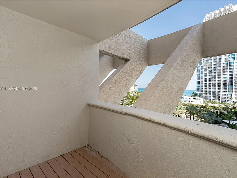 300 S Pointe Dr #907 — Photo 24