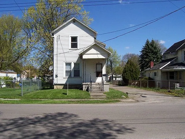 598 E Farming St photo 1