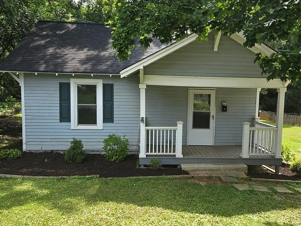 1211 N Main St