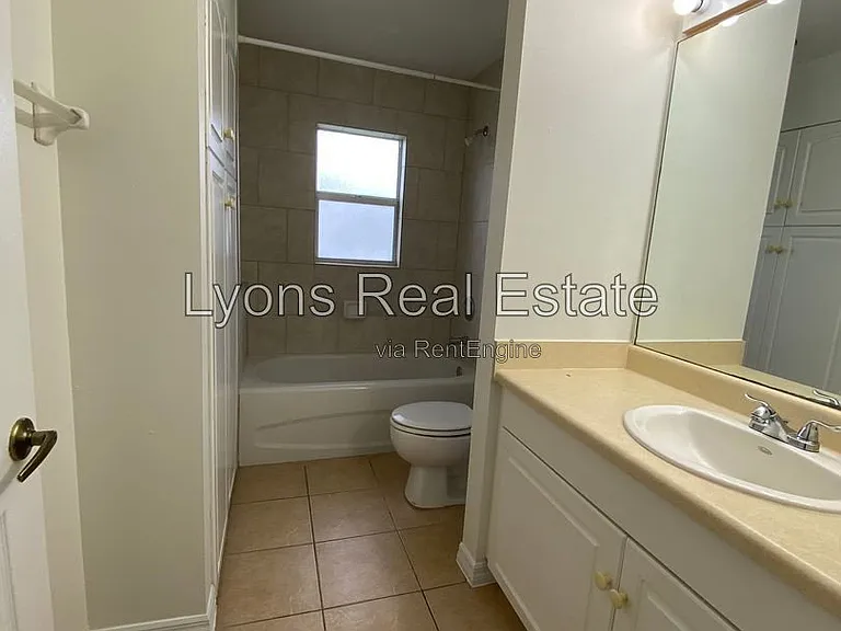 1703 NE 17th St — Photo 15