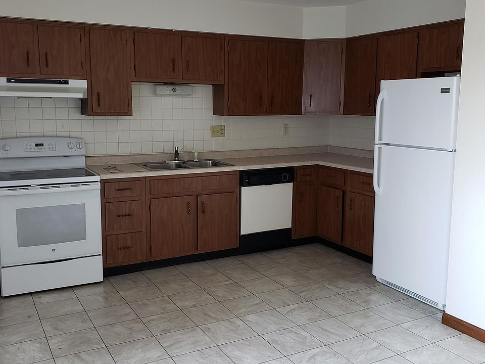 Kitchen & dining room approx 14'x13'