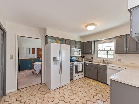 4th image of 3605 Oak Grove Dr