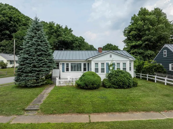 11 Steuben Street, Rockingham, VT 05101