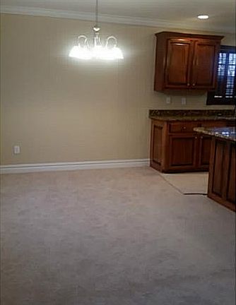 3rd image of 900 Thornhill Pl