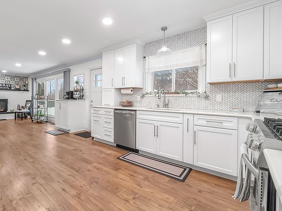 5th image of 439 Parkwood Dr