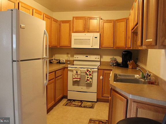 5th image of 165 Lexington Ct