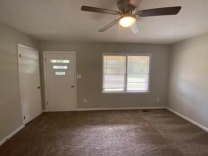 3 bed, 1.0 bath, 984 sqft, $1,390 — Photo 4