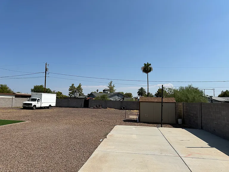3215 E Sunnyside Ln — Photo 24