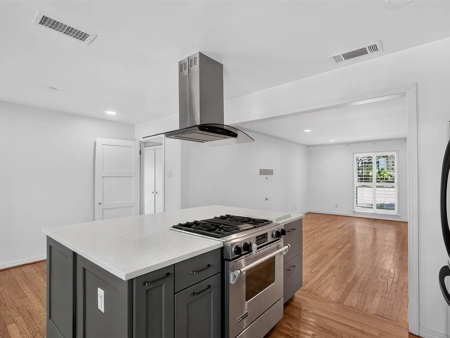 3 bed, 2.0 bath, 1340 sqft, $3,500 — Photo 4