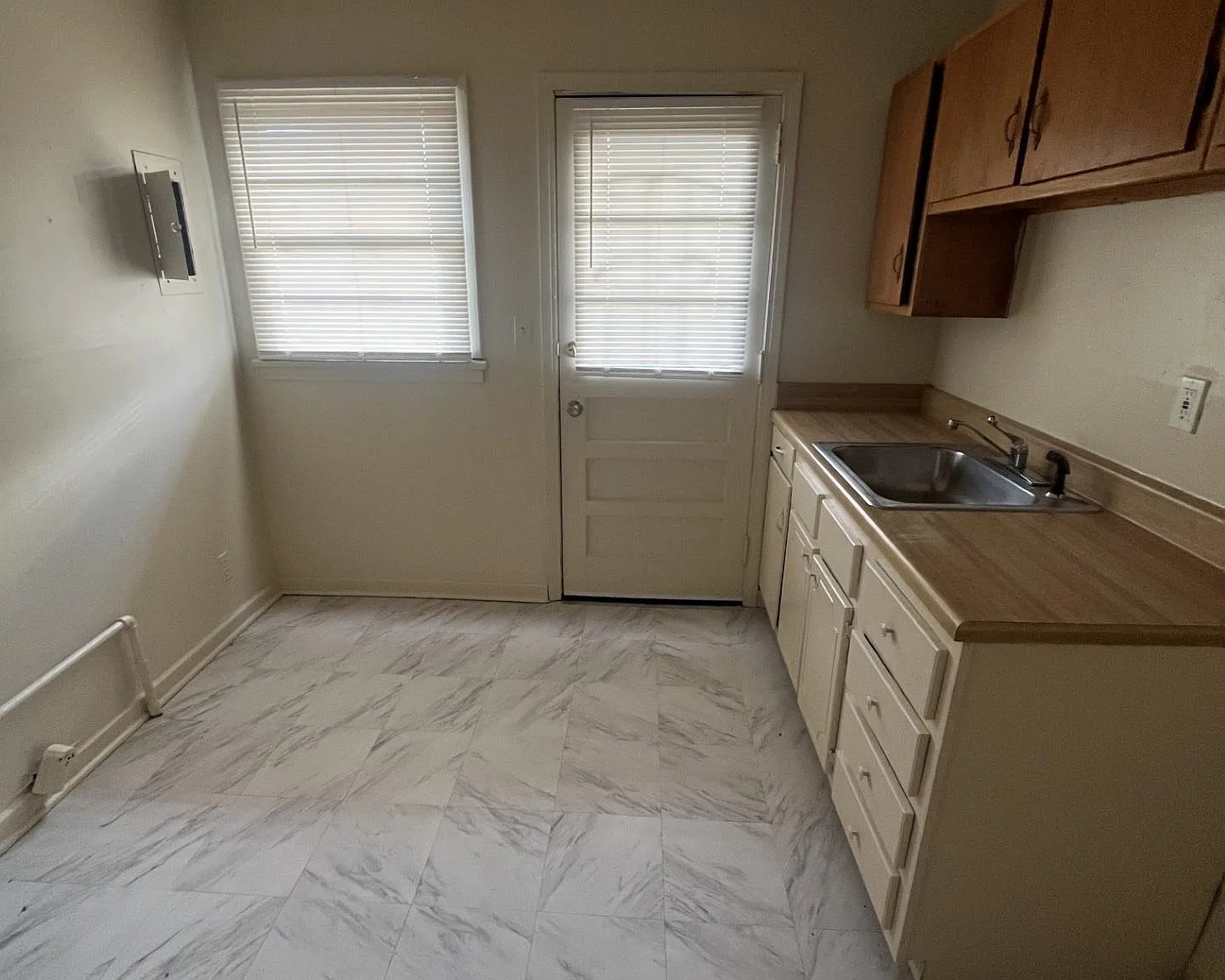 1 bed, 1.0 bath, $595 — Photo 4
