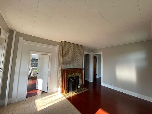 3rd image of 107 S 6th St #107