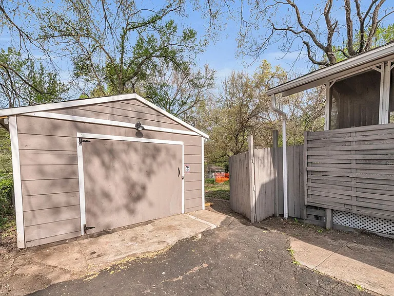 2110 S Sterling Ave — Photo 26
