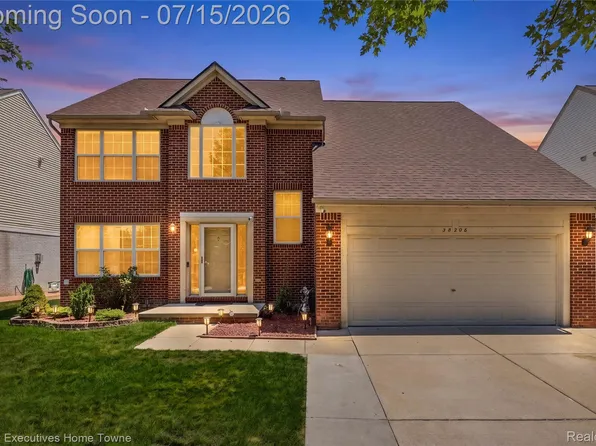 38206 Brook Dr, Sterling Heights, MI 48312