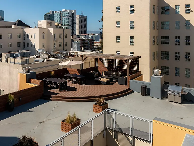 Jackson Courtyard — Photo 30