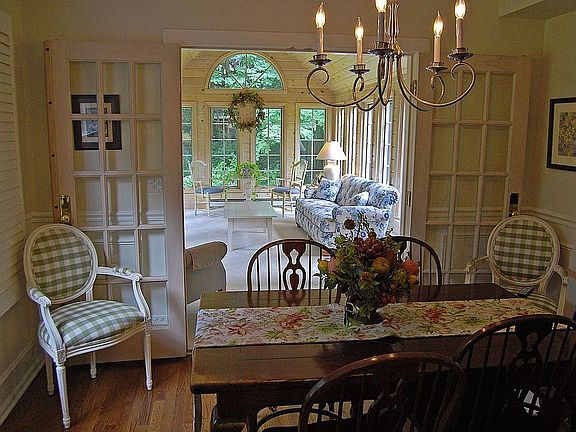 Informal dining to sun-room