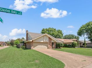 2530 Clayton Oaks Dr, Grand Prairie, TX 75052