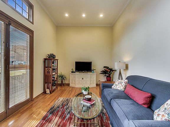 4th image of 201 S York St Unit B